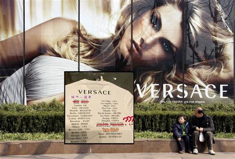 versace problemi con la cina|Versace nell'occhio del ciclone per la gaffe in Cina. Poi le scuse.